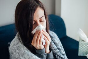 कोरोना भाइरस, रुघा, फ्लु र मौसमी एलर्जीका लक्षणमा के फरक हुन्छ ?